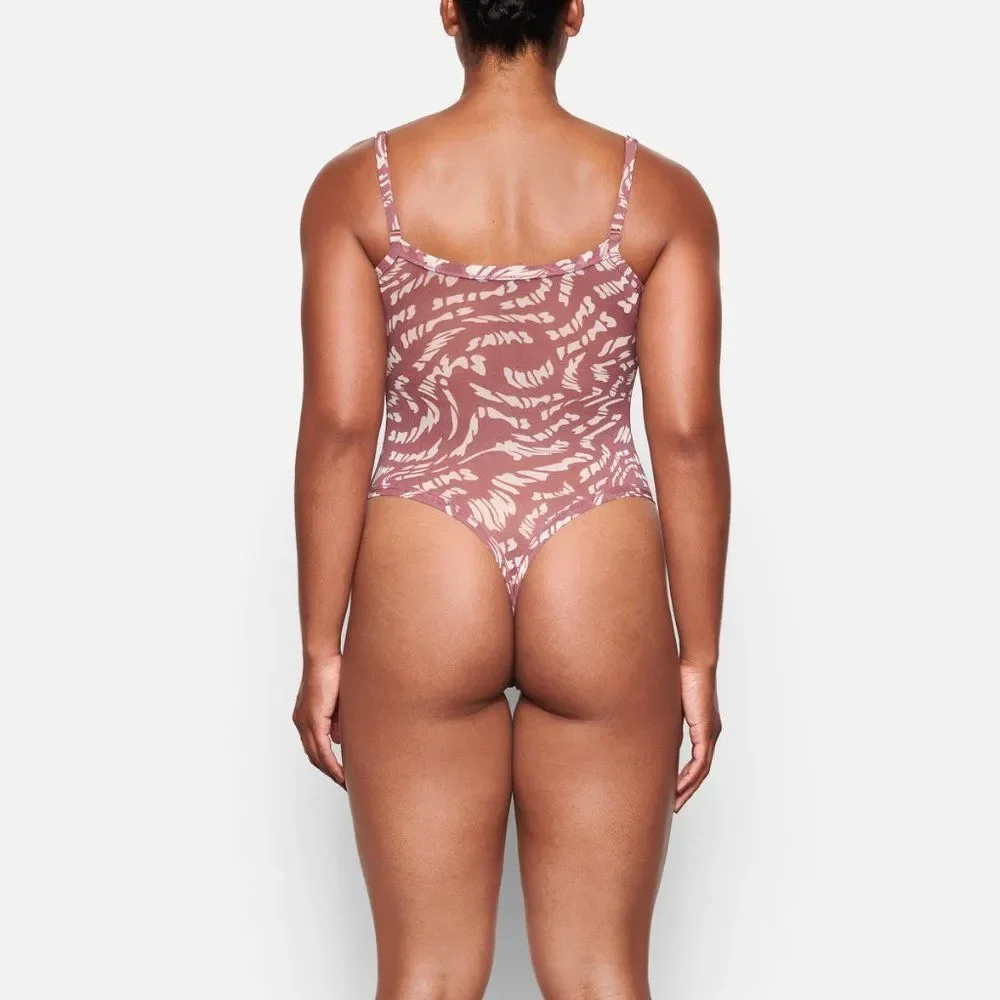 CT1143a NWT-SKIMS SUMMER MESH STRAPPY BODYSUIT-RASBERRY SWIRL 2X - Picture 2 of 2